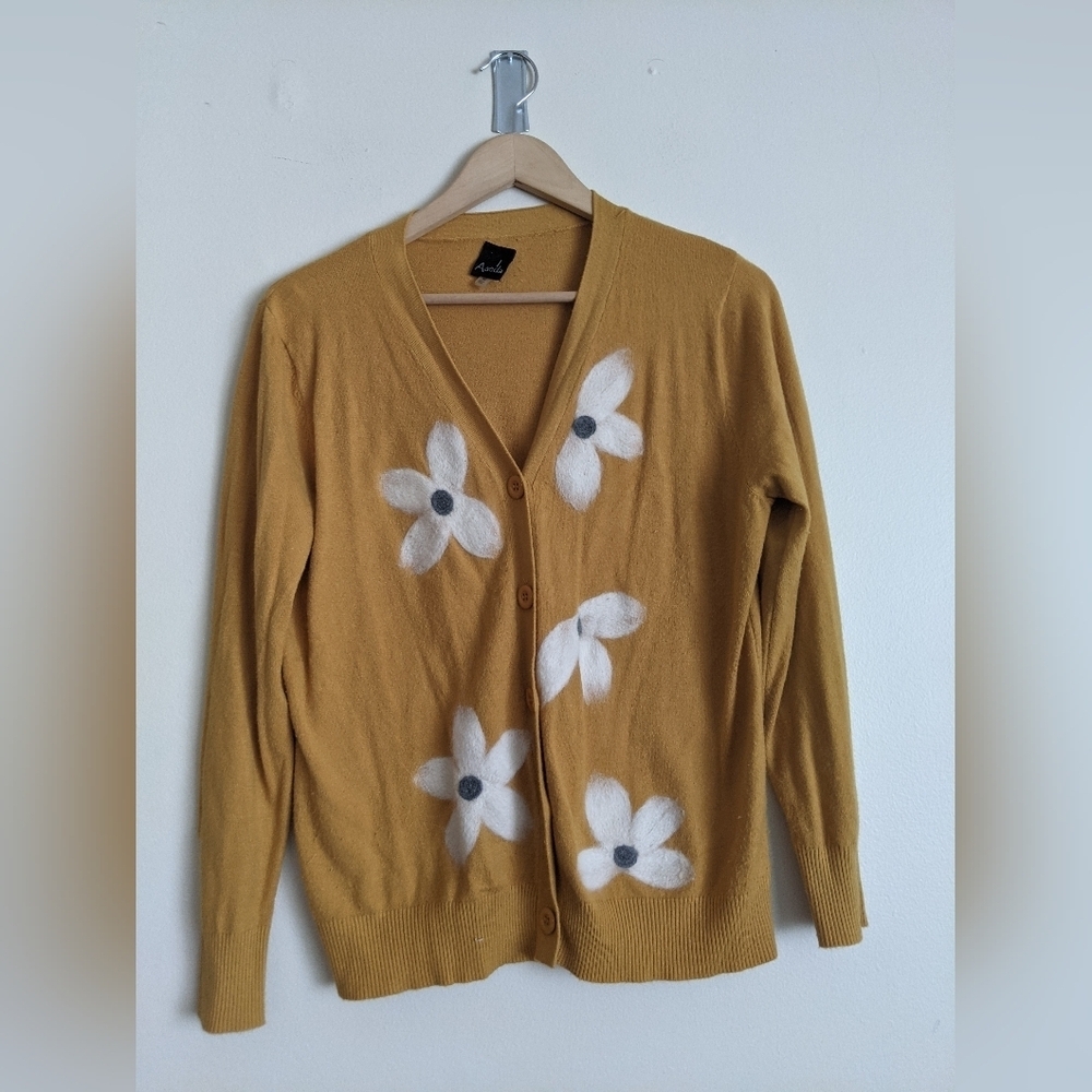 Aaeda Cardigan yellow with white flowers size medium